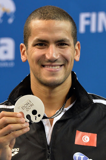 Oussama Mellouli arborant sa médaille