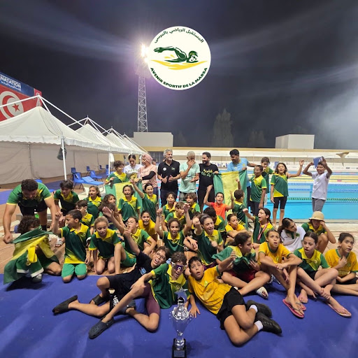 La relève de l'ASM Natation avec entraîneurs et trophées